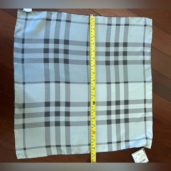 Burberry 100% Silk scarf the "Check" pattern NWT made in Italy grey n black - Picture 6 of 9